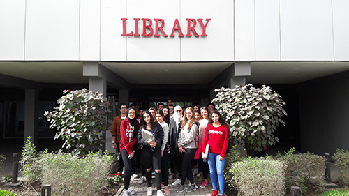 Ais visits auk library
