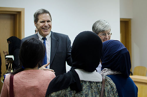 Us ambassador gives lecture on hamlet diplomacy and political interpretations of shakespeare to auk shakespeare class