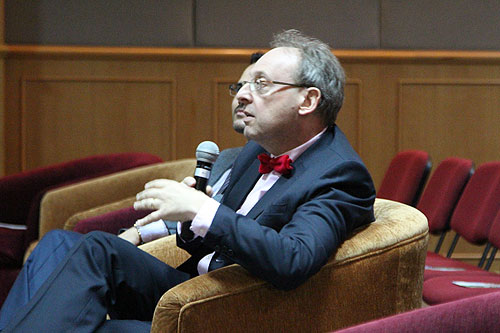 Auk rise center kicks off its lecture series with a talk by sadeq qasem