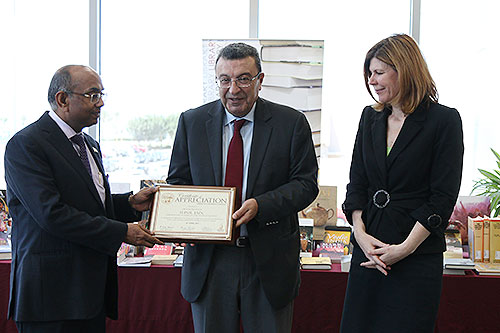 Embassy of india in kuwait makes book donations to auk library