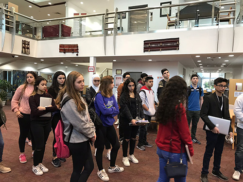 Ais visits auk library