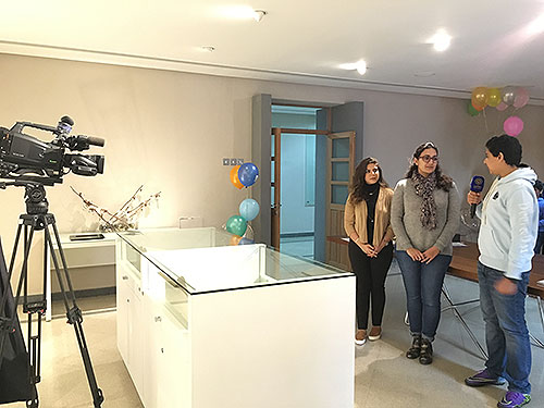 The writing center diwaniya volunteer at dar al athar al islamiyyas dai story time for children at the amricani cultural centre