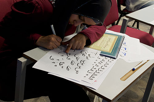 Auk arabic literature club organizes calligraphy workshop by jassim al-nasrallah